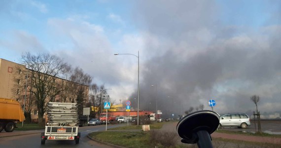 Jedna osoba zginęła, pięć zostało rannych w pożarze huty szkła przy ulicy Jagiełły w Działdowie w woj. warmińsko-mazurskim. Doszło tam do wycieku szklanej surówki. Kłęby dymu widać było z kilku kilometrów.