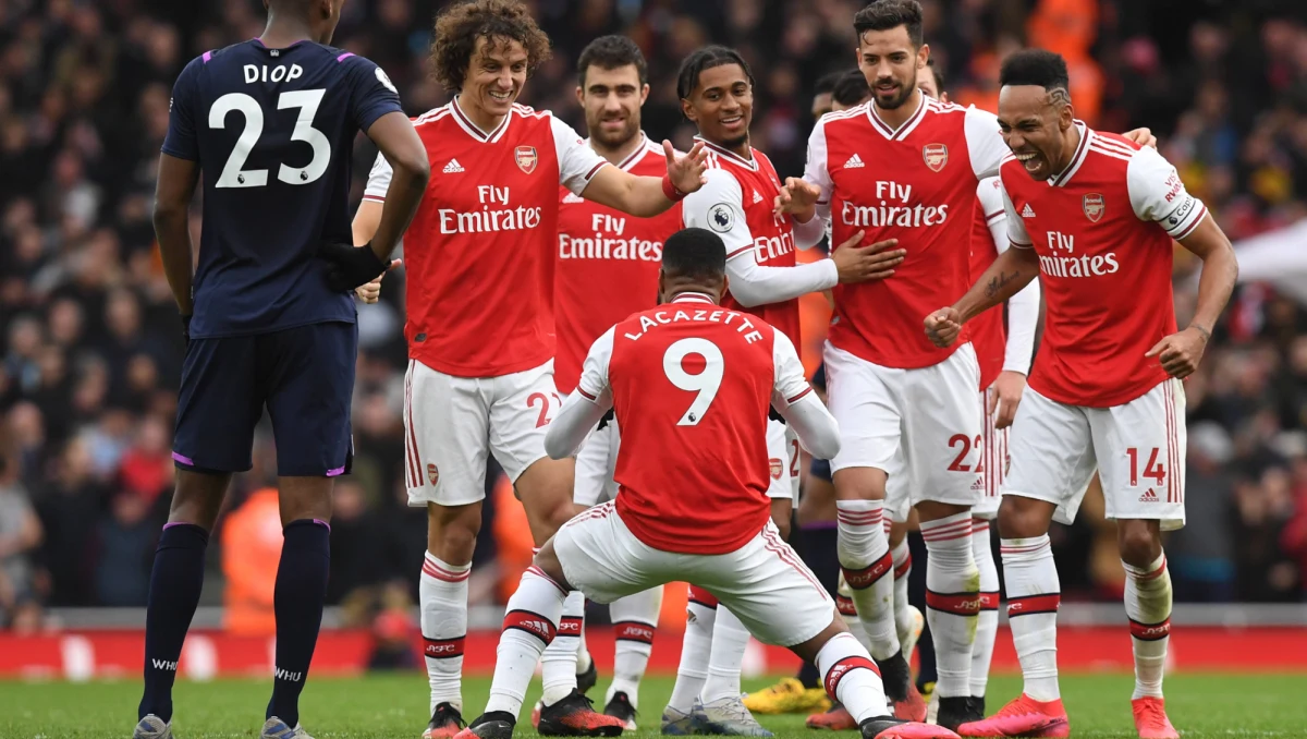 Nie odbędzie się zaplanowany na środowy 11 marca zaległy mecz ligi angielskiej Manchester City - Arsenal Londyn. Spotkanie zostało przełożone z powodu potencjalne zagrożenia koronawirusem w londyńskiej drużynie. Kilku piłkarzy Arsenalu musi przejść kwarantannę.