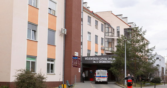 Młoda kobieta z Wrocławia, o której zakażeniu koranawirusem resort zdrowia poinformował wczoraj, przebywa w kwarantannie domowej. Stan kobiety jest dobry.