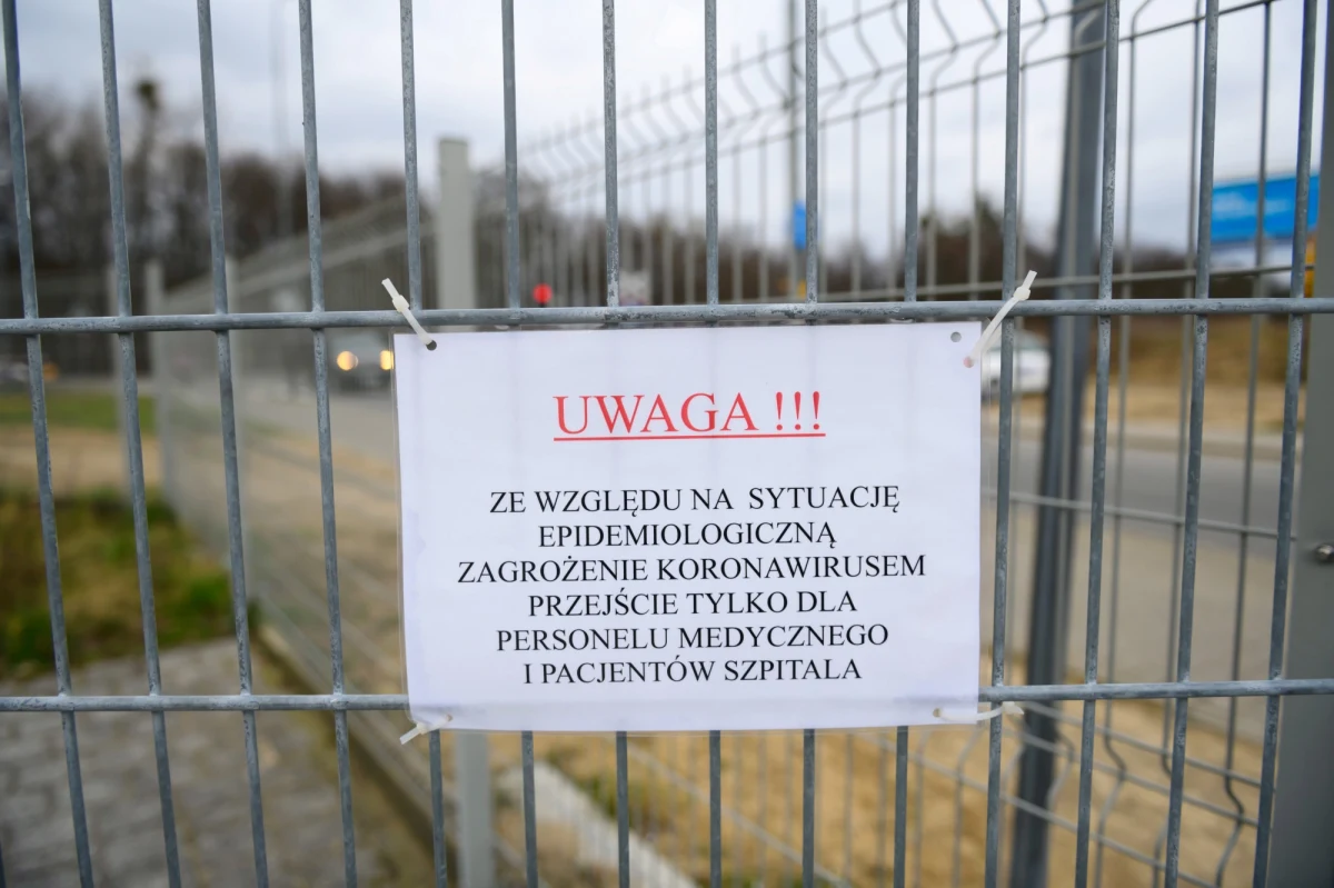 Wójt gminy Nadarzyn na Mazowszu Dariusz Zwoliński poinformował, że wraz z żoną rozpoczęli kwarantannę domową. Powodem jest  potwierdzenie w organizmie ich dorosłego syna obecności koronawirusa. Syn wójta mieszka w Pruszkowie. Jego rokowania są bardzo dobre.