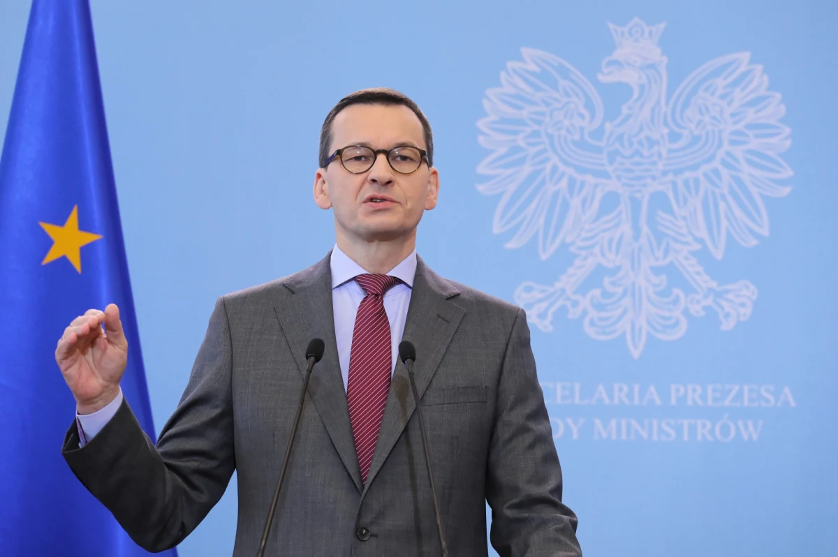 "Prosimy, żeby wszyscy, którzy mogą już od jutra powstrzymali się od posyłania dzieci do szkoły, zwłaszcza do szkół średnich; młodzież świetnie sobie sama ze sobą poradzi" - powiedział premier Mateusz Morawiecki.