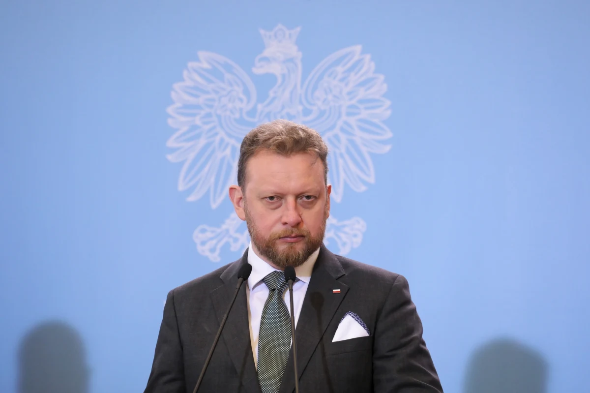 "Administracyjne dekrety, nakazy i zakazy nie powstrzymają epidemii, konieczna jest społeczna odpowiedzialność za zdrowie swoje i innych" - podkreślił minister zdrowia Łukasz Szumowski. Zaapelował, by poważnie potraktować istniejące ryzyko.