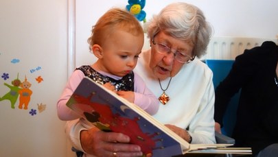 "Chrońmy naszych dziadków". Minister odradza oddawanie dzieci pod opiekę seniorów