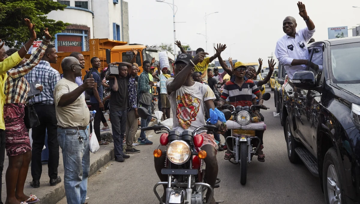 Eksperci wciąż nie wiedzą i nie potrafią wytłumaczyć, dlaczego w Afryce notuje się na razie względnie niewielką liczbę infekcji koronawirusem - pisze na swym portalu czasopismo "New Scientist". To trudne do wytłumaczenia, bo kontakty z Państwem Środka są bardzo intensywne, a Chiny są bardzo bliskim partnerem handlowym wielu afrykańskich krajów. Najprostsze wyjaśnienie, że w Afryce jest wykonywanych mniej testów nie wszystkich przekonuje. Gdyby nie wykrywano ognisk choroby byłyby niewyjaśnione zgony. A na razie nie ma. Nic nie wiadomo też o możliwych uwarunkowaniach klimatycznych. 