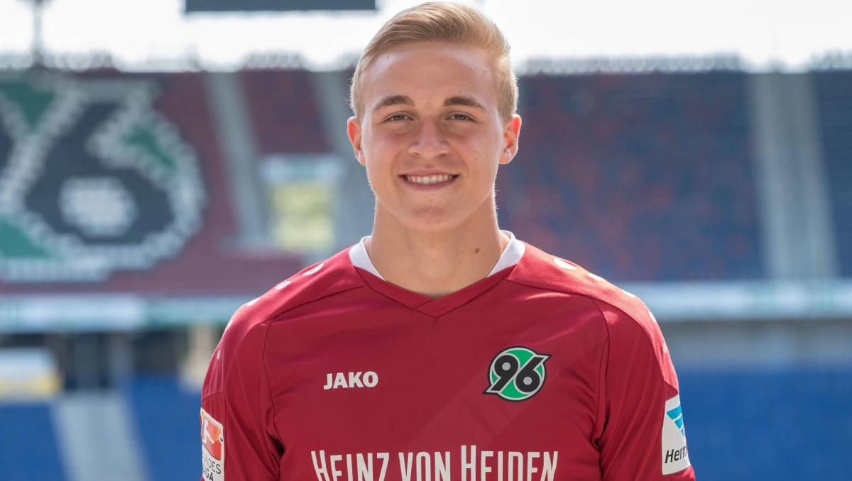 Obrońca Hannoveru 96 Timo Huebers jest pierwszym profesjonalnym piłkarzem w Niemczech zarażonym koronawirusem. Jego zespół zajmuje miejsce w środku tabeli 2. Bundesligi.