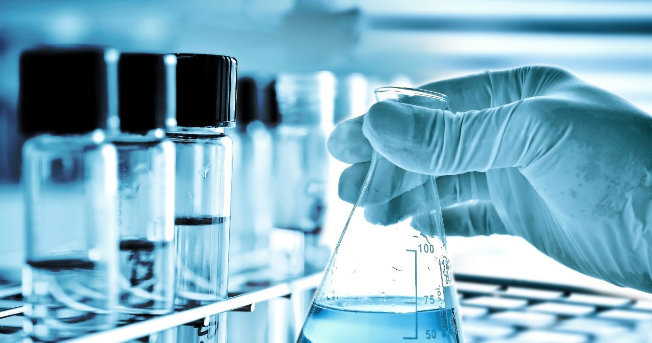 Cyfrowi chemicy. Agenci AI rekordowo gwałtownie odkrywają nowe leki