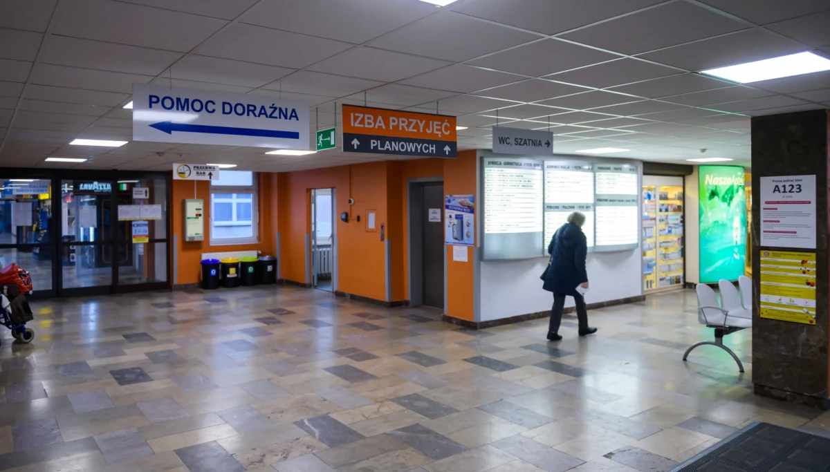 Na oddziale zakaźnym szpitala miejskiego im. Józefa Strusia w Poznaniu przebywa obecnie 16 pacjentów. Obecność koronawirusa potwierdzono w poniedziałek u jednej z kobiet, jej stan lekarze określają jako ciężki i są bardzo ostrożni w rokowaniach. Tylko w ciągu ostatniej doby, próbki pobrano od 39 osób, większość z nich została wypuszczona do domu. Pacjenci mają podporządkować się wytycznym dotyczącym kwarantanny domowej. Personel w ciągu minionych 24 godzin zużył około 150 kompletów ochronnych. Przy tej liczbie pacjentów powinno to wystarczyć na mniej więcej tydzień - tłumaczy zastępca dyrektora medycznego placówki Mariusz Stawiński.