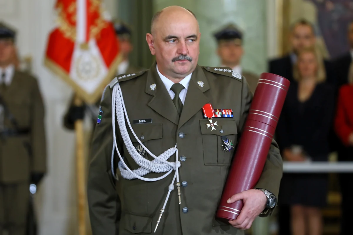 Dowódca generalny rodzajów sił zbrojnych gen. Jarosław Mika, u którego potwierdzono obecność koronawirusa, w rozmowie z "Super Expressem" powiedział, że czuje się dobrze i - mimo choroby - nie ma żadnych symptomów. Jak dodał, koronawirusem zaraził się w Niemczech, skąd wrócił w piątek wieczorem.
