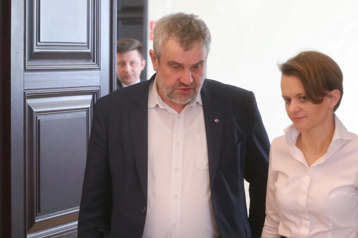 "Polska produkuje żywność ponad swoje potrzeby, podstawowych produktów, takich jak mąka, mięso, mleko, jaja, warzywa nie zabraknie" - powiedział minister rolnictwa Jan Krzysztof Ardanowski.