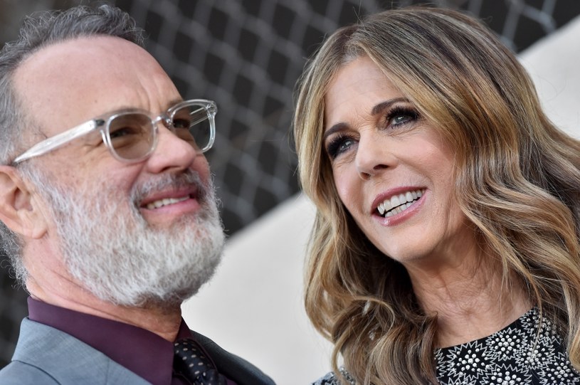 Słynny amerykański aktor Tom Hanks poinformował w czwartek 12 marca na Twitterze, że on i jego żona Rita Wilson są zakażeni koronawirusem. Oboje przebywają obecnie w Australii, gdzie aktor pracuje przy nowym filmie.