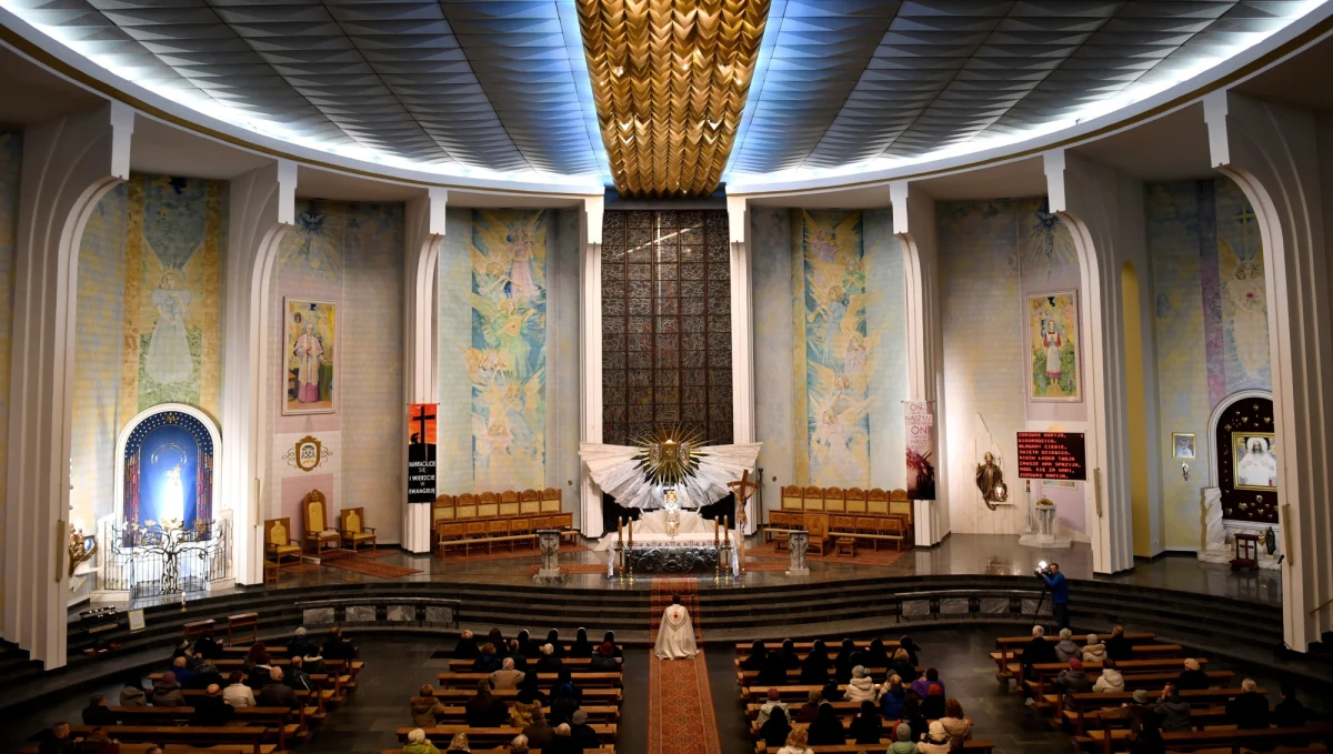 „Rekomendujemy biskupom udzielenie dyspensy od obowiązku niedzielnego uczestnictwa we mszy świętej” – podała Komisja Episkopatu Polski. To odpowiedź na epidemię koronawirusa.