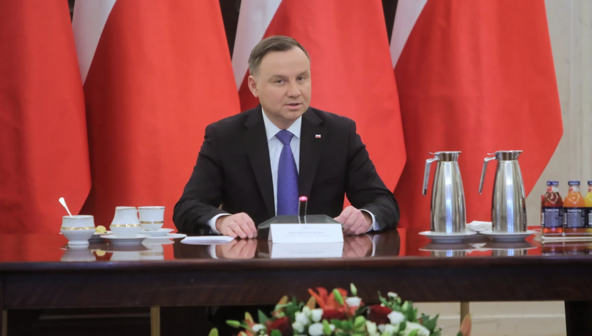 Widzę bardzo dużą wolę wyciągnięci ręki do potrzebujących klientów ze strony prezesów banków - powiedział prezydent Andrzej Duda po spotkaniu z przedstawicielami instytucji finansowych. Prezes Narodowego Banku Polskiego Adam Glapiński zapewniał z kolei, że choć nastąpi spowolnienie wzrostu gospodarczego, to "nie ma mowy o recesji".