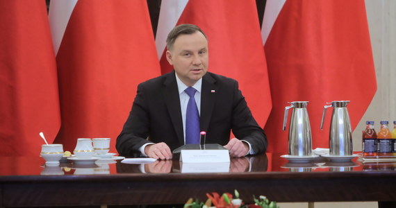 Widzę bardzo dużą wolę wyciągnięci ręki do potrzebujących klientów ze strony prezesów banków - powiedział prezydent Andrzej Duda po spotkaniu z przedstawicielami instytucji finansowych. Prezes Narodowego Banku Polskiego Adam Glapiński zapewniał z kolei, że choć nastąpi spowolnienie wzrostu gospodarczego, to "nie ma mowy o recesji".