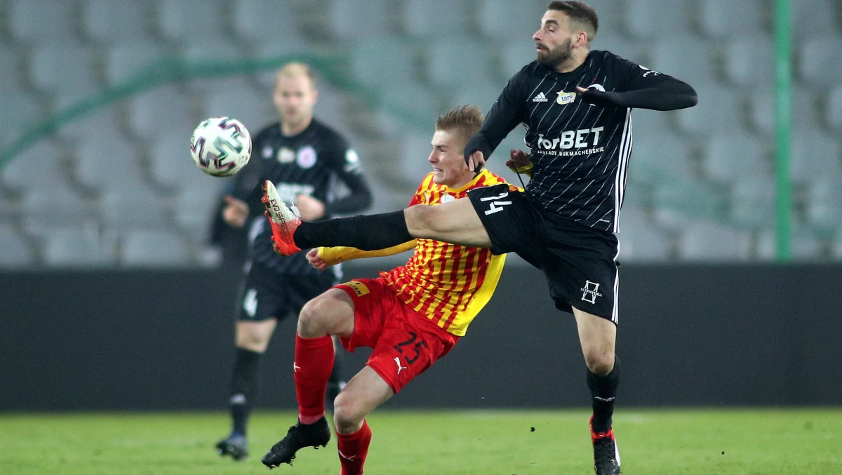 Polski Związek Piłki Nożnej wydał komunikat dotyczący rozgrywek piłkarskich w Polsce. Federacja zadecydowała, że mecze III ligi i wszystkich niższych rozgrywek zostaną zawieszone do 29 marca. 