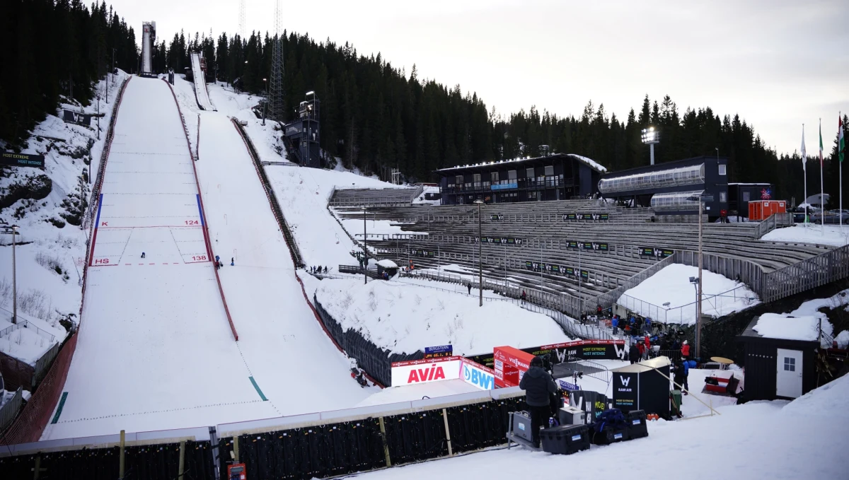 Międzynarodowa Federacja Narciarska (FIS) podjęła decyzję o zakończeniu tego sezonu Pucharu Świata w skokach narciarskich. Konkursy w Trondheim i Vikersund zostały odwołane.