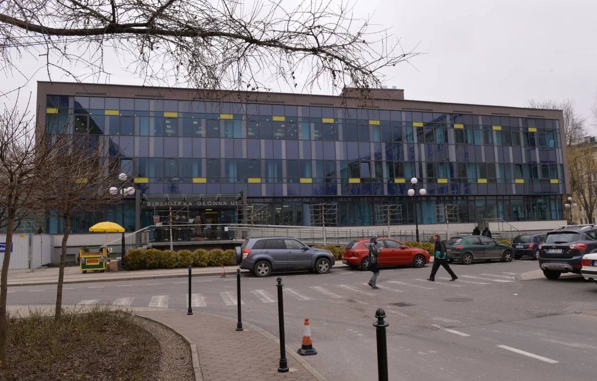 Akademia Górniczo-Hutnicza w Krakowie ogłosiła zakaz gromadzenia się na terenie tzw. Miasteczka Studenckiego AGH, największego osiedla domów studenckich w Polsce. Decyzja obowiązuje do odwołania.