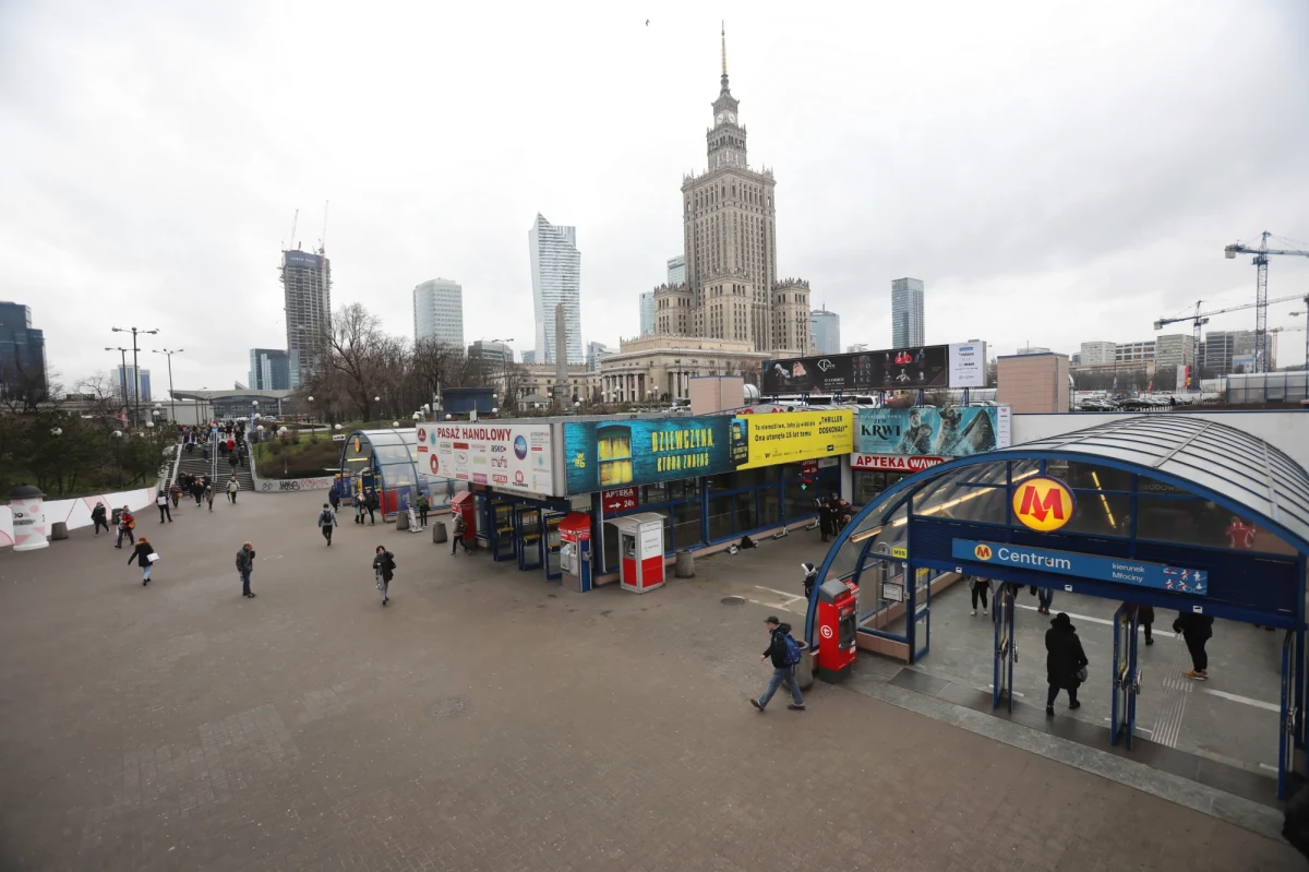 W związku z nieprawdziwymi informacjami o planowanym zamknięciu dostępu do Warszawy informuję, że organy do tego uprawnione nie podjęły takiej decyzji ani jej nie planują - podkreślił rzecznik rządu Piotr Müller. Ponowił apel o zasięganie informacji z oficjalnych źródeł.