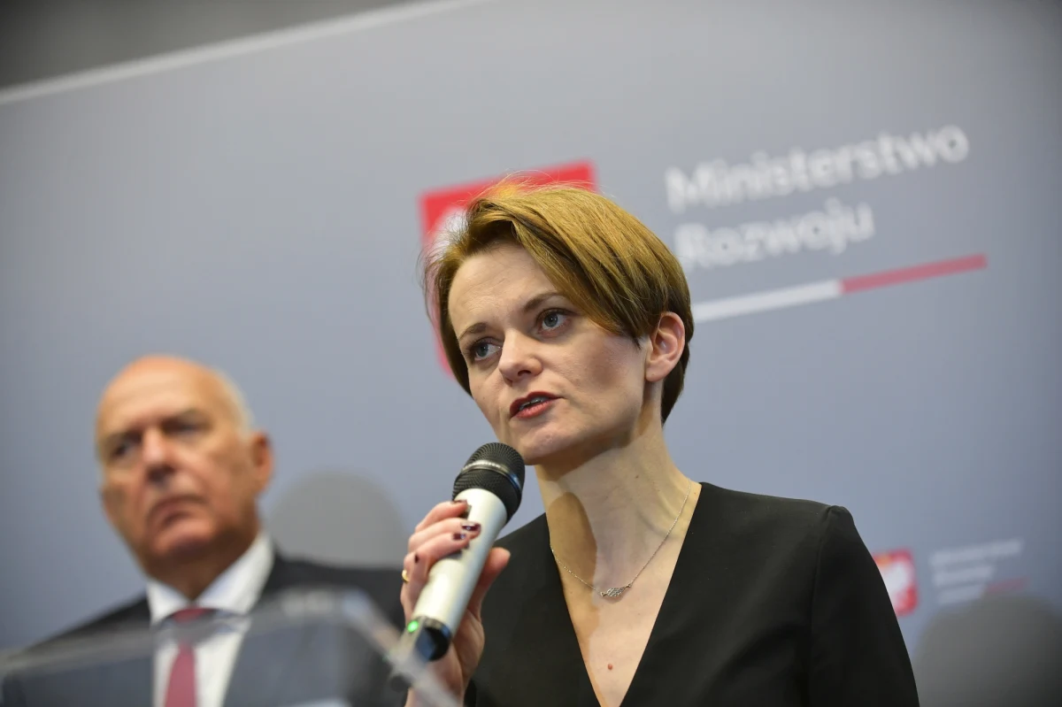 Minister rozwoju Jadwiga Emilewicz przekazała na Twitterze, że zasiłek opiekuńczy będzie wypłacany rodzicom dzieci do 8. roku życia. Odniosła się  w ten sposób do swojej porannej wypowiedzi, w której poinformowała, że zasiłki dla rodziców dzieci powyżej 8. roku życia zostaną uwzględnione w noweli specustawy.