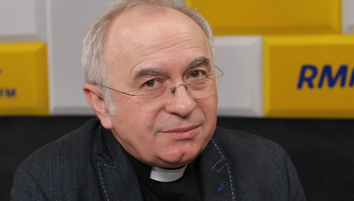 „Zdrowi niech przychodzą, chorzy niech zostaną w domu, starsi również. Absolutnie jestem do tego przekonany” – tak o przychodzeniu na msze św. w czasach pandemii koronawirusa mówił były rzecznik Konferencji Episkopatu Polski ks. Józef Kloch. „Kierowanie się rozumem, jak i wiarą, jest tu wyznacznikiem” – dodał gość Popołudniowej rozmowy w RMF FM. Podkreślił, że ma nadzieję, iż nie będzie na następnych mszach „słyszał kaszlu”. Stwierdził także, że nie widzi potrzeby organizowania więcej mszy św. u siebie w parafii. „Na mszach u mnie połowa miejsc, a czasem więcej, jest w ogóle próżna. Nie są to wielkie skupiska ludzi” – mówił.