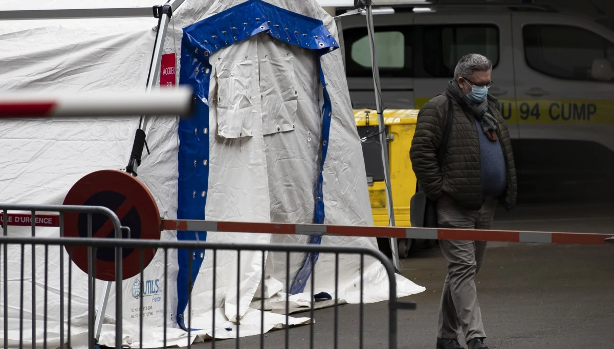 Francuskie ministerstwo badań naukowych i innowacji zaakceptowało 20 projektów badawczych nad koronawirusem. Badania kliniczne w puli projektów polegają m.in. na łączeniu leków antywirusowych stosowanych przy leczeniu wirusa HIV - informuje w czwartek "Le Monde".