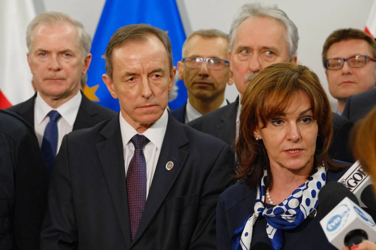 Senatorowie PiS zaapelowali do marszałka Senatu, by w związku z koronawirusem przyśpieszyć obrady tak, by jeszcze dzisiaj zakończyć posiedzenie izby. Senacka większość chce z kolei zająć się projektem zmian w regulaminie, by móc szybko zaproponować zmiany w specustawie ws koronawirusa.