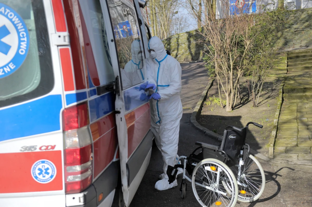 ​Szpital i przychodnia muszą poinformować pacjenta skutecznie o zmianie daty planowanego zabiegu i podać przyczynę. Gdyby stan zdrowia wymagał wcześniejszego przyjęcia, pacjent powinien być przyjęty w takim terminie - poinformował dyrektor Departamentu Dialogu Społecznego i Komunikacji Rzecznika Praw Pacjenta Jakub Gołąb.