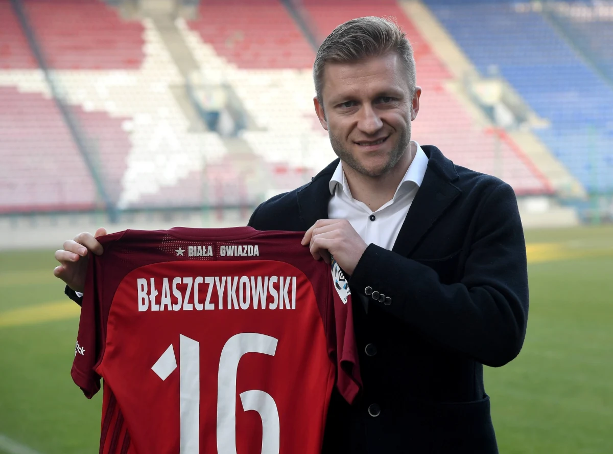 O zawieszenie rozgrywek piłkarskich na kilka tygodni zaapelował Jakub Błaszczykowski. 108-krotny reprezentant Polski i piłkarz Wisły Kraków za pośrednictwem mediów społecznościowych zwrócił się z apelem do "Władz Polskiej Piłki".