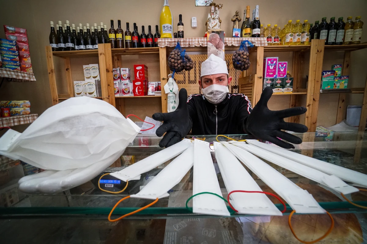 We Włoszech w dniach obowiązywania surowych przepisów o walce z koronawirusem można biegać po parku, wychodzić z psem, chodzić po zakupy i wynieść śmieci - takie wyjaśnienia przedstawił rząd w związku z pytaniami, co można robić. Jak podkreślają media, po tym, gdy w całym kraju wprowadzono znaczne ograniczenia poruszania się zarówno samochodem, jak i na nogach, zapanował informacyjny chaos.