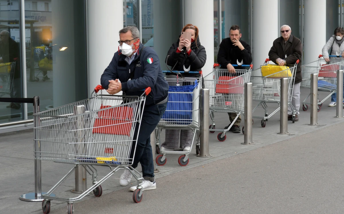 Powstał specjalny zespół, który ma ograniczać skutki epidemii w sektorze bankowym. Priorytet: zapewnienie klientom dostępu do gotówki i przelewów - pisze piątkowy "Puls Biznesu".