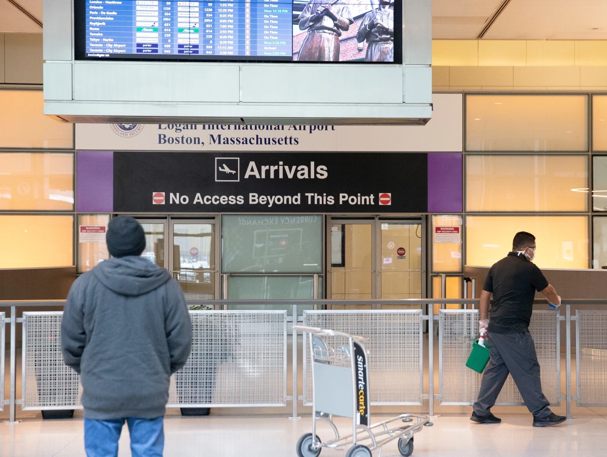 W podpisanym przez Donalda Trumpa dokumencie dotyczącym zakazu podróży z UE nie ma mowy o 30-dniowym okresie obowiązywania przepisów. To oznacza, że restrykcje obowiązują do odwołania.