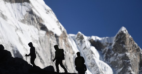 Władze Nepalu postanowiły zamknąć dostęp do wszystkich swoich himalajskich szczytów, w tym Mount Everestu. Powodem jest światowa epidemia koronawirusa. W Nepalu znajduje się osiem z 14 najwyższych gór świata. Kraj rocznie zarabia ponad cztery miliony dolarów, wydając pozwolenia na wspinaczkę. 