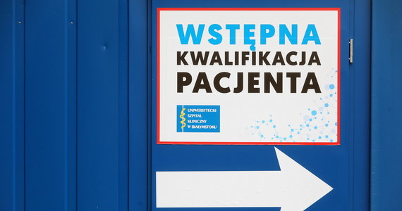 "W Szpitalu Uniwersyteckim w Krakowie nie będzie prowadzona żadna ewakuacja pacjentów. W jego obrębie, w niezależnym budynku będą przyjmowane najcięższe przypadki osób potencjalnie zarażonych koronawirusem" - powiedział dyrektor ośrodka Marcin Jędrychowski. Od poniedziałku - decyzją resortu zdrowia - placówka ma zostać przekształcona w szpital jednoprofilowy. 