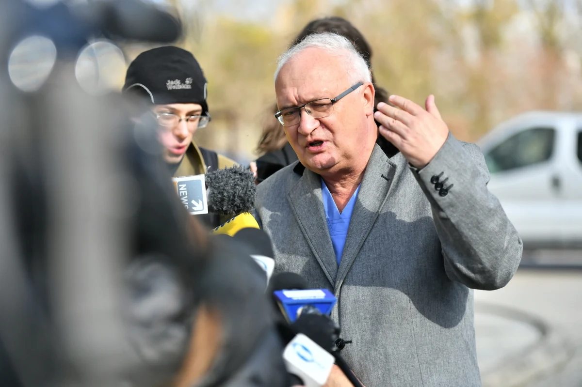 "Pacjenci zakażeni koronawirusem, którzy są hospitalizowani w Wojewódzkim Szpitalu Specjalistycznym im. J. Gromkowskiego we Wrocławiu, będą leczeni od piątku m.in. lekami na HIV i malarię" – powiedział dziennikarzom ordynator oddziału zakaźnego tego szpitala prof. Krzysztof Simon.