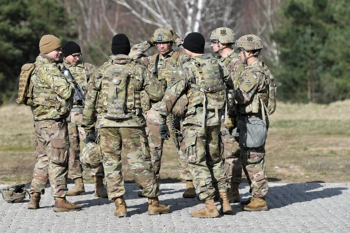 Szef MSWiA Mariusz Kamiński oraz szef MON Mariusz Błaszczak podpisali rozporządzenie zmieniające rozporządzenie w sprawie przeprowadzenia kwalifikacji wojskowej w 2020 r. Na mocy przepisu kwalifikacja w tym roku zostaje zakończona w piątek 13 marca . Wszystkie wezwania wydane przez wójtów, burmistrzów i prezydentów miast do stawienia się do kwalifikacji wojskowej w okresie od 16 marca do 30 kwietnia tracą ważność. 