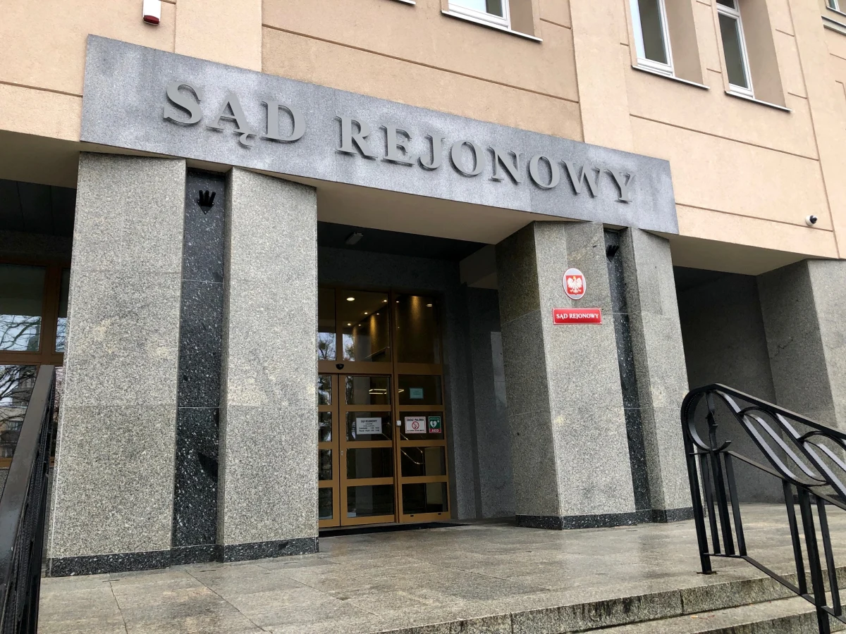 Na karę roku więzienia z warunkowym jej zawieszeniem na trzy lata skazał w piątek Sąd Rejonowy w Środzie Wlkp. Jędrzeja C. Mężczyzna oskarżony był o nieudzielenie pomocy nielegalnie zatrudnionej w jego firmie obywatelce Ukrainy o zatrudnianie pracowników bez stosownej procedury.