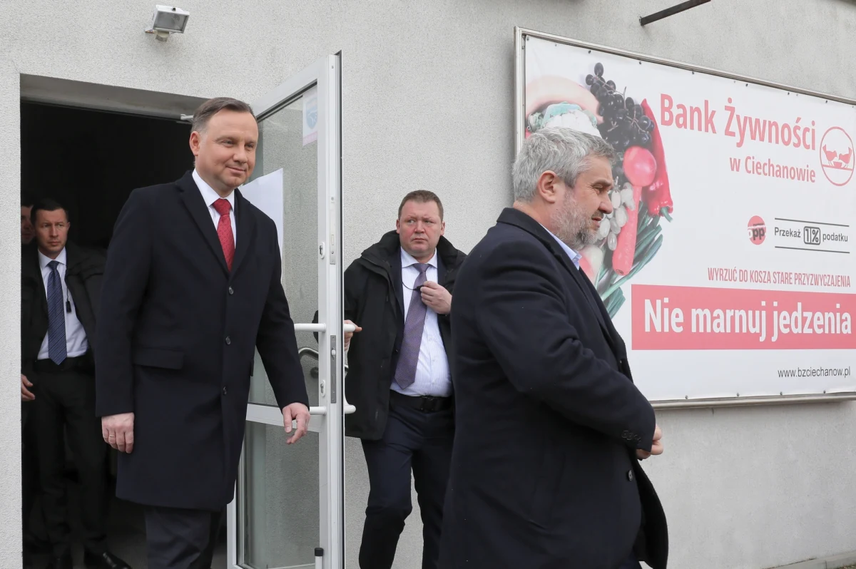 "Nie ma w tej chwili wniosku ze strony Rady Ministrów o wprowadzenie w Polsce stanu wyjątkowego; nie jest to w ogóle na etapie rozważania w tym momencie" - powiedział prezydent Andrzej Duda. Jak dodał, w związku z rozprzestrzenianiem się koronawirusa pojawiają się różne plotki. 
