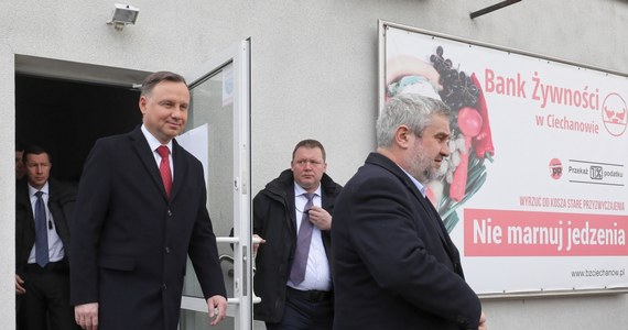 "Nie ma w tej chwili wniosku ze strony Rady Ministrów o wprowadzenie w Polsce stanu wyjątkowego; nie jest to w ogóle na etapie rozważania w tym momencie" - powiedział prezydent Andrzej Duda. Jak dodał, w związku z rozprzestrzenianiem się koronawirusa pojawiają się różne plotki. 
