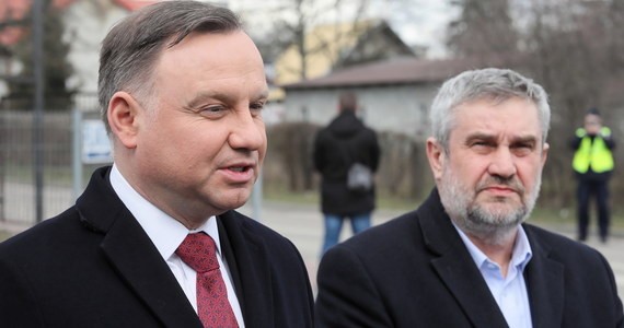 Żywności w Polsce nie zabraknie, panika jest absolutnie nieuzasadniona - zapewnił minister rolnictwa Jan Krzysztof Ardanowski. Jesteśmy krajem nadwyżek, których nie są w stanie sami Polacy zjeść - dodał minister, który wraz z prezydentem Andrzejem Dudą odwiedził Bank Żywności w Ciechanowie.