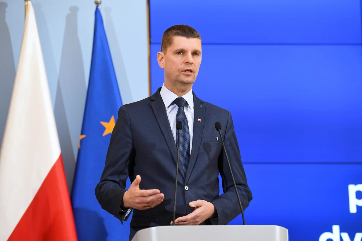 "W najbliższych kilku dniach będziemy proponowali coś w rodzaju rozkładu zajęć, w którym wspólnie z ministrem cyfryzacji postaramy się zasugerować nauczycielom przy realizacji poszczególnych tematów z jakich materiałów edukacyjnych mogliby skorzystać" - mówił szef MEN Dariusz Piontkowski.