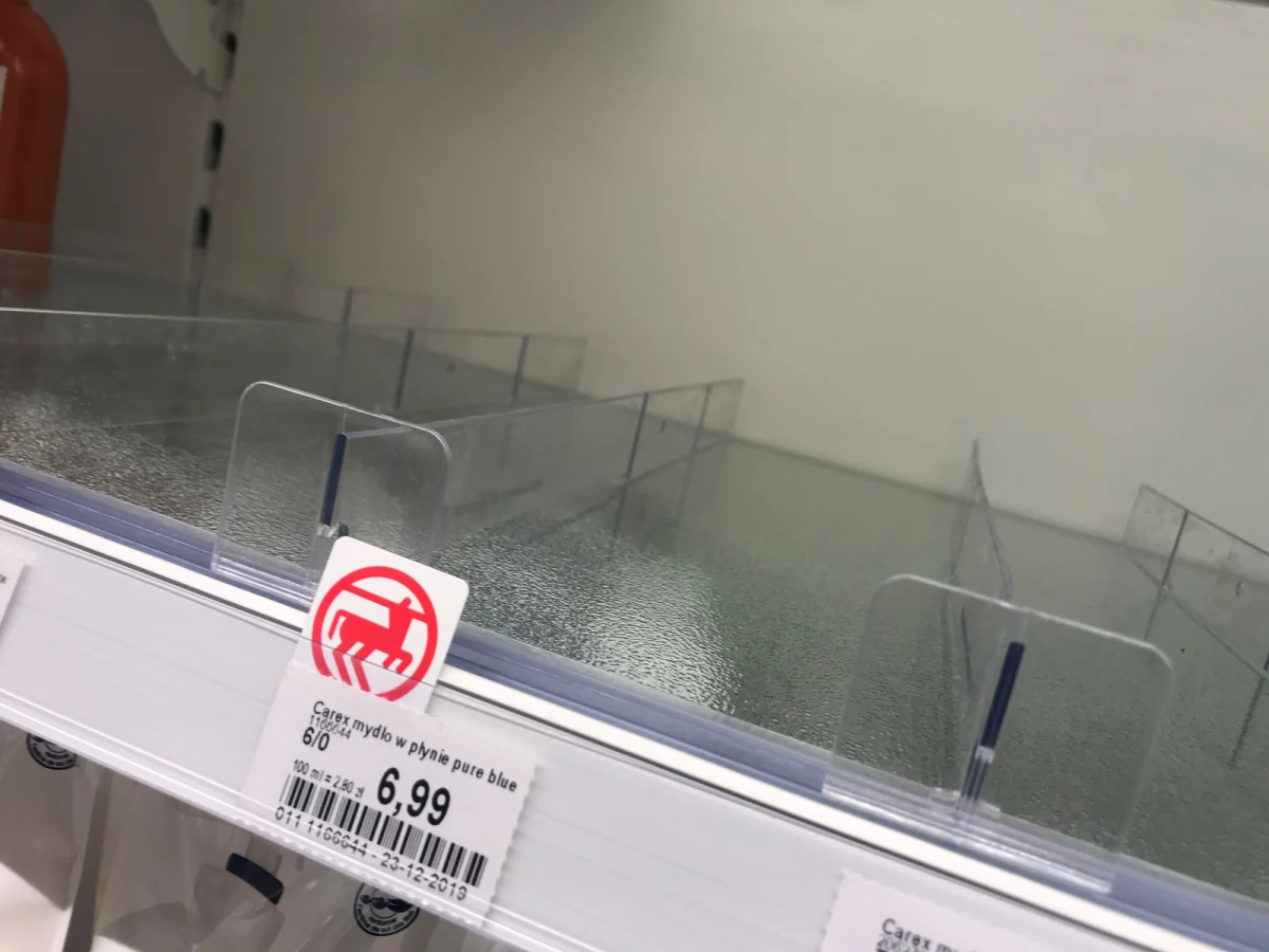 Rossmann wprowadził ograniczenia w ilości kupowanych produktów. Obostrzenia spowodowane są masowym kupowaniem towarów w związku z rozprzestrzenianiem się koronawirusa. Informacje o ograniczeniach w zakupach niektórych towarów pojawiły się na drzwiach sklepów. Informację potwierdziła w rozmowie z Onetem rzeczniczka Rossmanna Agata Nowakowska.