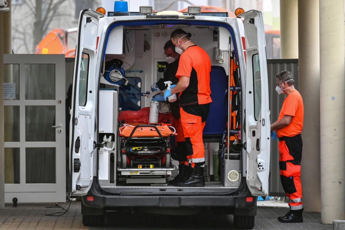 Lekarz - pracownik Uniwersyteckiego Centrum Klinicznego im. prof. Kornela Gibińskiego Śląskiego Uniwersytetu Medycznego w Katowicach jest dwunastym pacjentem z potwierdzonym zakażeniem koronawirusem w woj. śląskim. Placówka, w której pracuje lekarz, wstrzymała przyjęcia.
