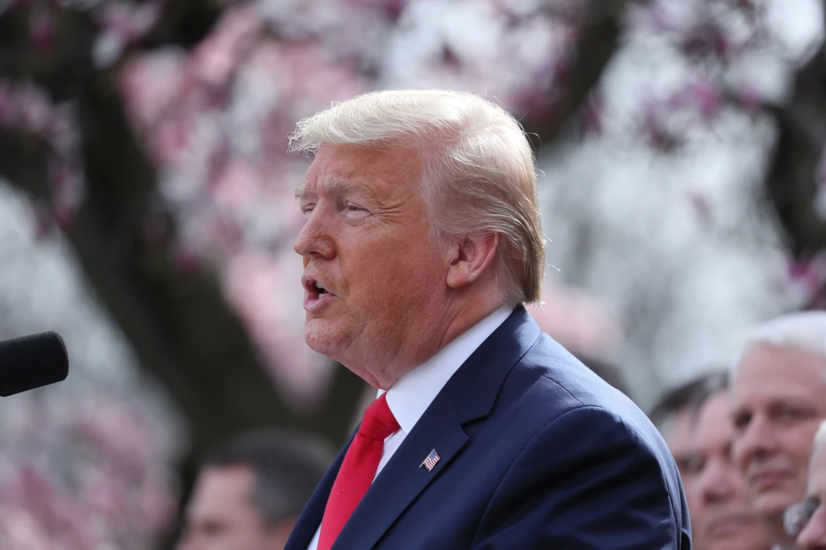 Prezydent Donald Trump ogłosił w piątek wprowadzenie w USA stanu nadzwyczajnego w związku z epidemią koronawirusa. Krok ten pozwoli na uruchomienie większych funduszy federalnych na walkę z Covid-19 dla władz stanowych.