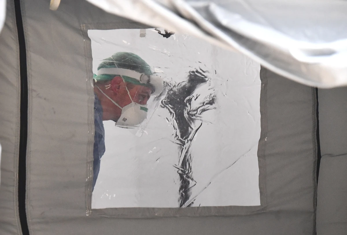 Koronawirus rozprzestrzenia się szybko, w istotnej części przypadków chorzy przekazują go zanim jeszcze pojawią się u nich objawy - potwierdza w pracy złożonej do druku w czasopismie "Emerging Infectious Diseases" miedzynarodowy zespół naukowców z University of Texas w Austin. Ich badania wykazały, że w łańcuchu infekcji miedzy kolejnymi zachorowaniami mija niespełna tydzień, a nieco więcej niż co dziesiąta z zakażonych osób przenosi wirusa na innych zanim jeszcze poczuje objawy.  