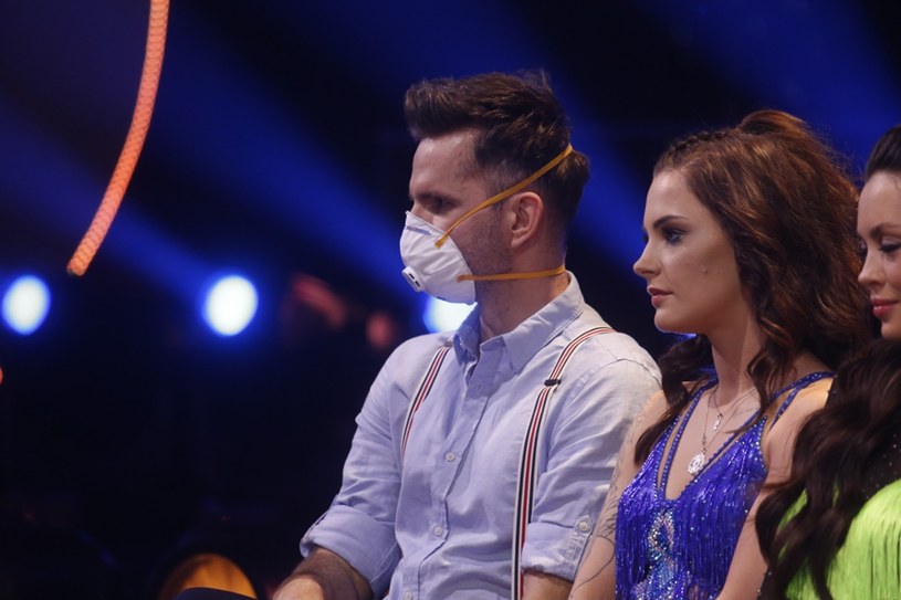 Żadna para nie pożegnała się z "Tańcem z Gwiazdami" w drugim odcinku show. Na zakończenie programu Krzysztof Ibisz odczytał oświadczenie Telewizji Polsat, która zdecydowała o zawieszeniu bieżącej edycji "TzG". 