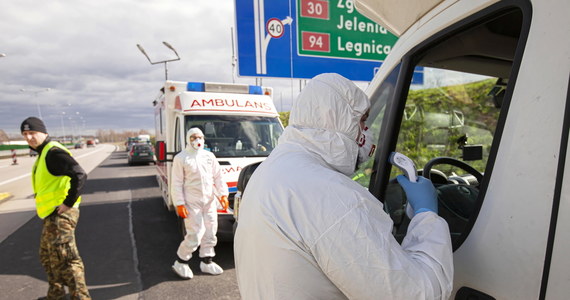 Od niedzieli przez 10 dni do Polski nie będą mogli wjeżdżać cudzoziemcy. Polscy obywatele mogą wracać do kraju; będą poddani 14-dniowej domowej kwarantannie. Zawieszone zostają międzynarodowe pasażerskie połączenia lotnicze i kolejowe. Transport cargo działa; towary mają wyjeżdżać i wjeżdżać bez zakłóceń.