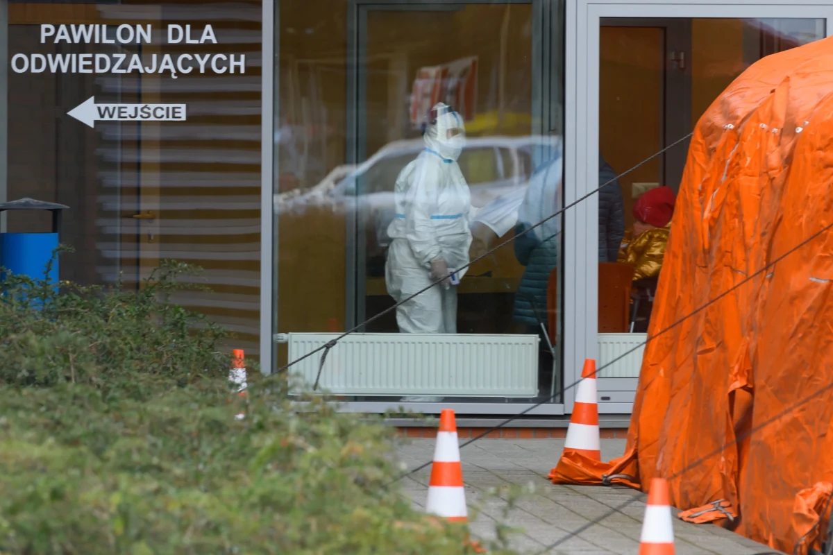 Ministerstwo Zdrowia poinformowało o kolejnych przypadkach zarażenia koronawirusem. Łącznie badania laboratoryjnie dały dotąd pozytywny wynik u 93 osób, dwie zmarły.