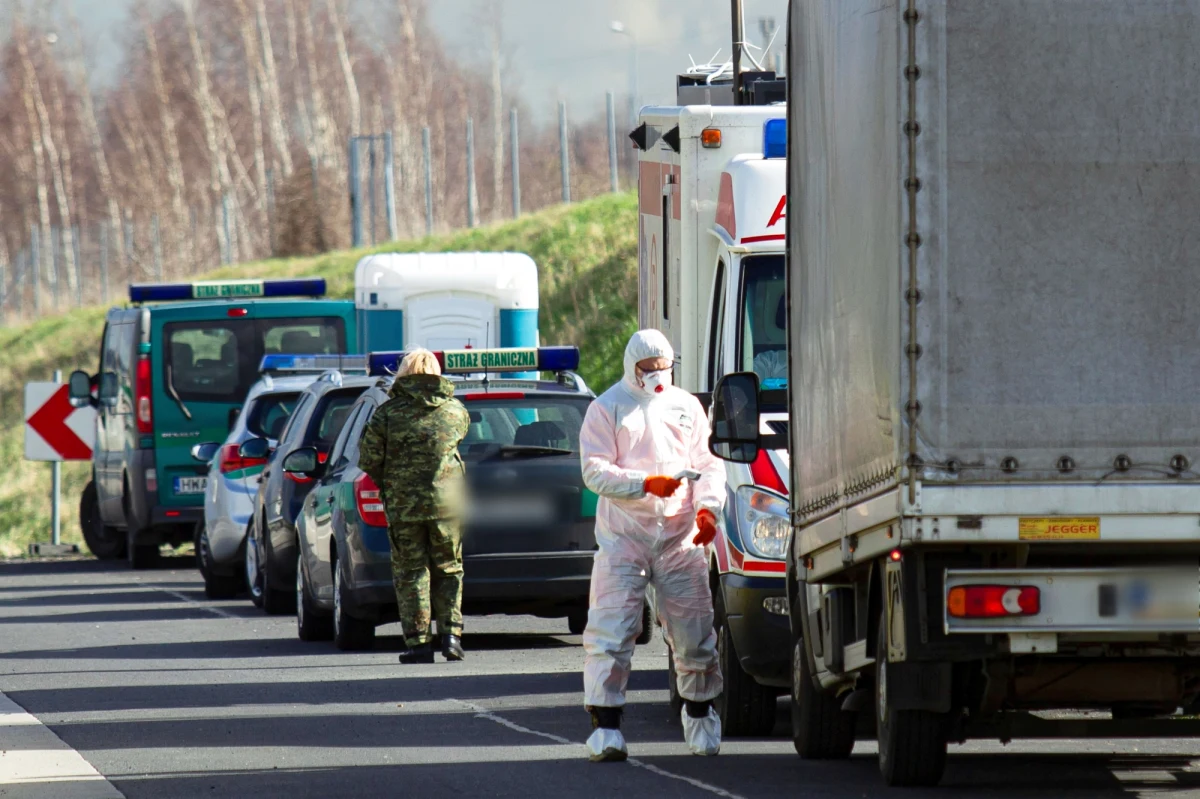 Ministerstwo Spraw Zagranicznych uruchomiło infolinię w sprawie możliwości przekraczania Polski. Od niedzieli przez 10 dni do Polski nie będą mogli wjeżdżać cudzoziemcy. Polscy obywatele mogą wracać do kraju; będą poddani 14-dniowej domowej kwarantannie. Zawieszone zostają międzynarodowe pasażerskie połączenia lotnicze i kolejowe. Transport cargo działa; towary mają wyjeżdżać i wjeżdżać bez zakłóceń.