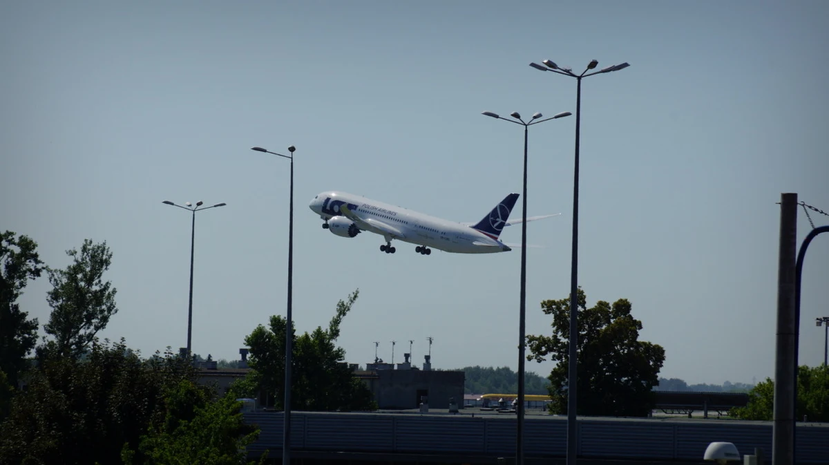 „Jest możliwość czarterów, to jest opisane w rozporządzeniu. LOT wspólnie z ambasadorami w innych państwach będzie monitorował sytuację. Jest taka furtka w tym rozporządzeniu, żeby była możliwość czarteru dla Polaków, którzy tego potrzebują. Ambasady, konsulowie – będzie o tym dzisiaj mowa –  będą pomagać Polakom” – poinformował w rozmowie z Krzysztofem Ziemcem w RMF FM Paweł Szerefnaker.