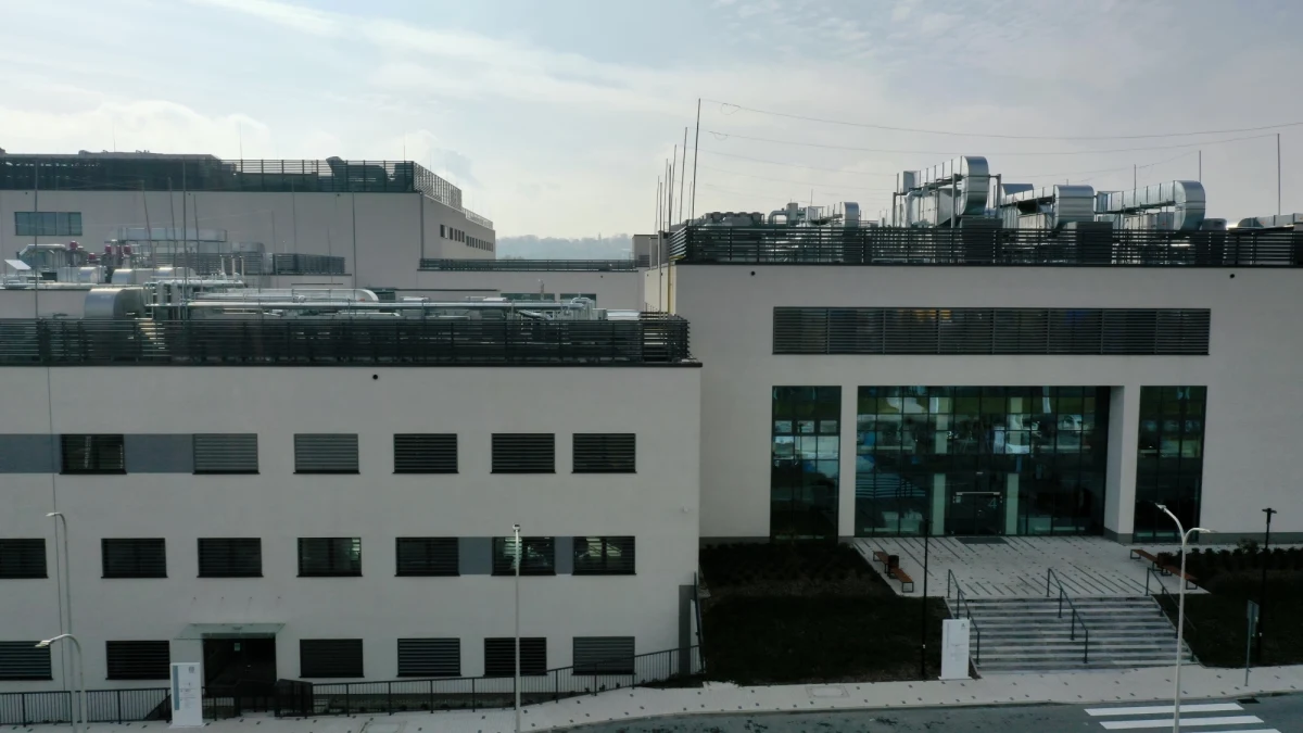 Collegium Medicum w Krakowie szuka studentów wolontariuszy do ewentualnej pomocy w Szpitalu Uniwersyteckim i Uniwersyteckim Szpitalu Dziecięcym. By trafić do tworzonej bazy trzeba wypełnić formularz dostępny na stronie internetowej Collegium.