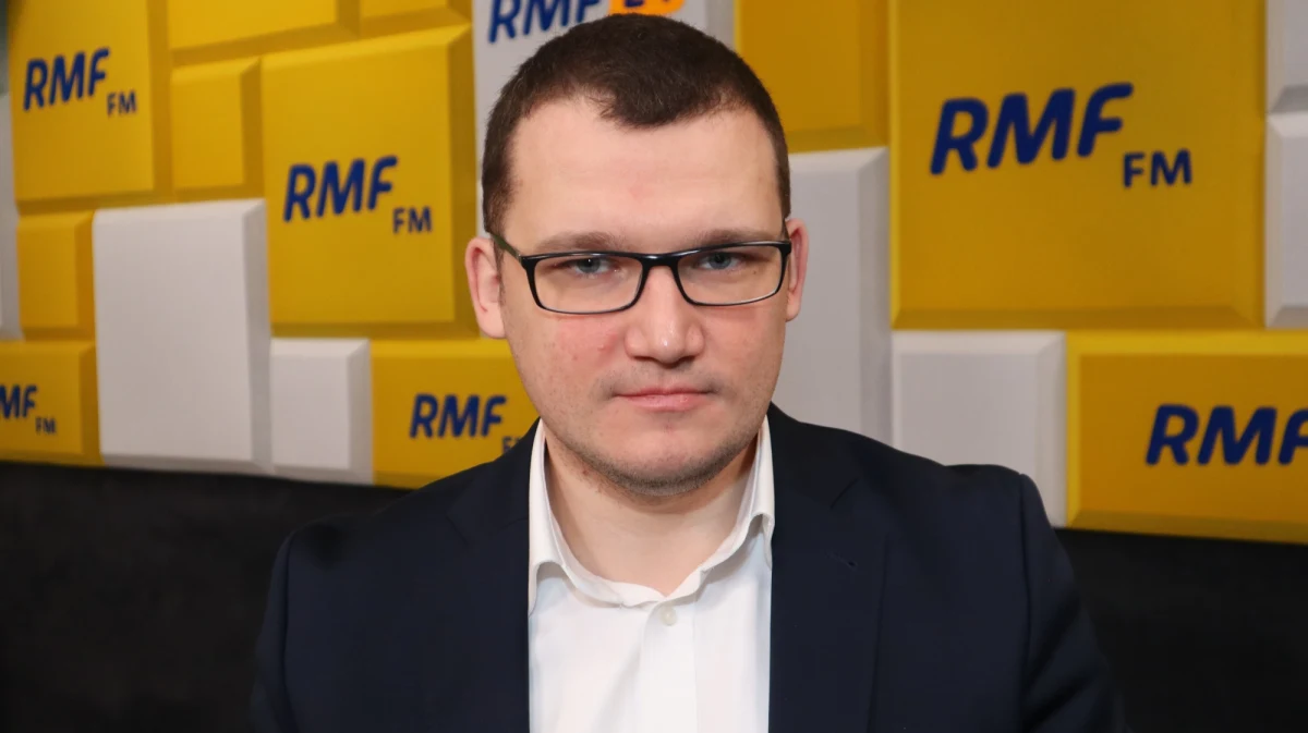 „Straż Graniczna jest gotowa do tego, żeby wprowadzić ruch tymczasowy. Będą wyznaczone miejsca, gdzie będzie można przekraczać granice. Inne miejsca, które dają taką możliwość, ale nie będą wyznaczone, będą po prostu zablokowane. Jeżeli chodzi o patrole Straży Granicznej, wojska, to będzie tego dużo więcej w tych miejscach, gdzie jest możliwość przekroczenia granicy. W XXI wieku jest też możliwość fotokomórek i różnych innych rozwiązań związanych z patrolowaniem granicy z powietrza. Od jutra granica będzie zamknięta” – tak o przywróceniu kontroli granicznych mówił w rozmowie z Krzysztofem Ziemcem w RMF FM Paweł Szefernaker.